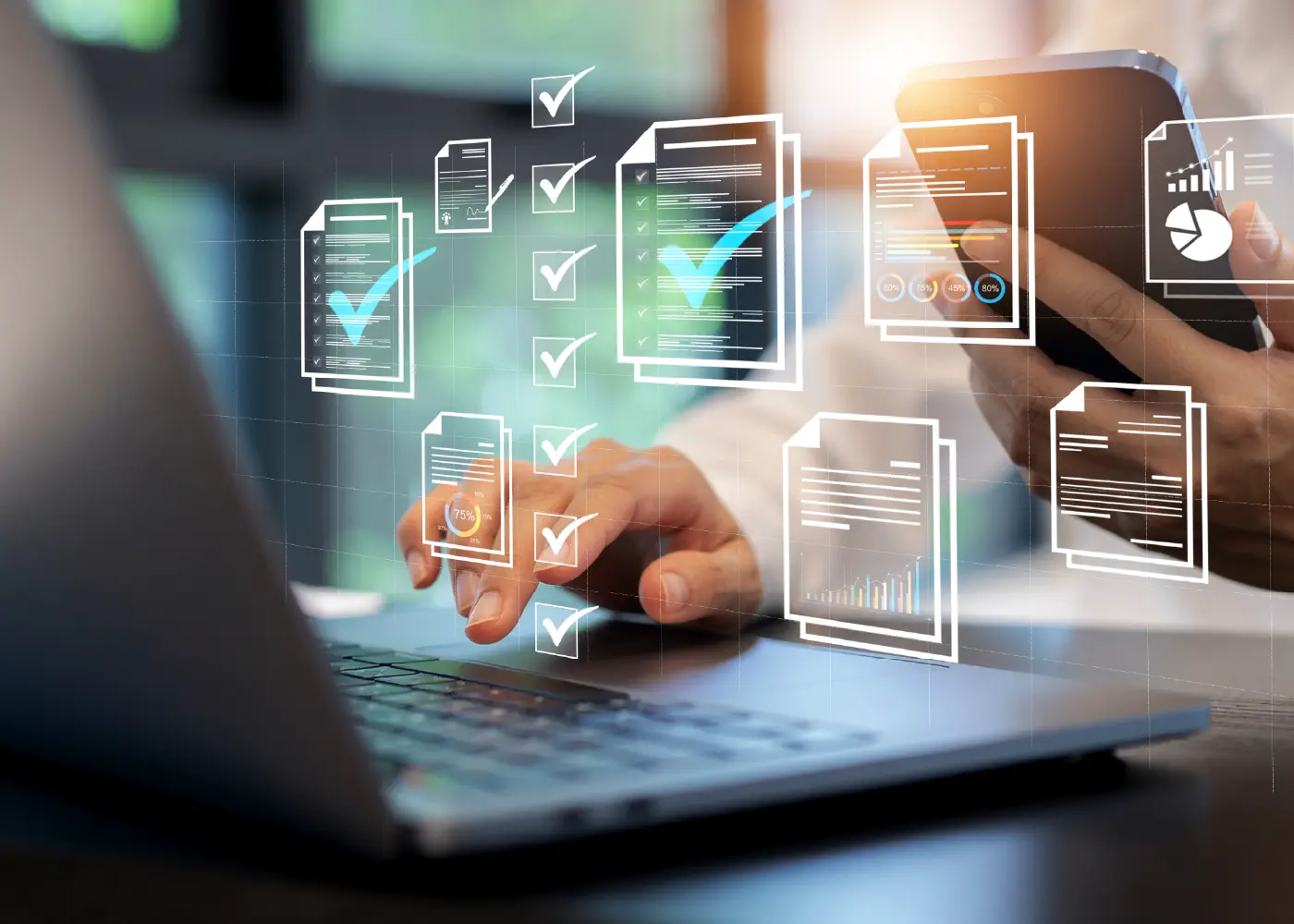 Nahaufnahme von Händen; eine tippt auf einem aufgeklappten Laptop, die andere hält ein Handy. Darüber schwebt eine Grafik mit Häkchen und Dokument-Icons mit Charts.