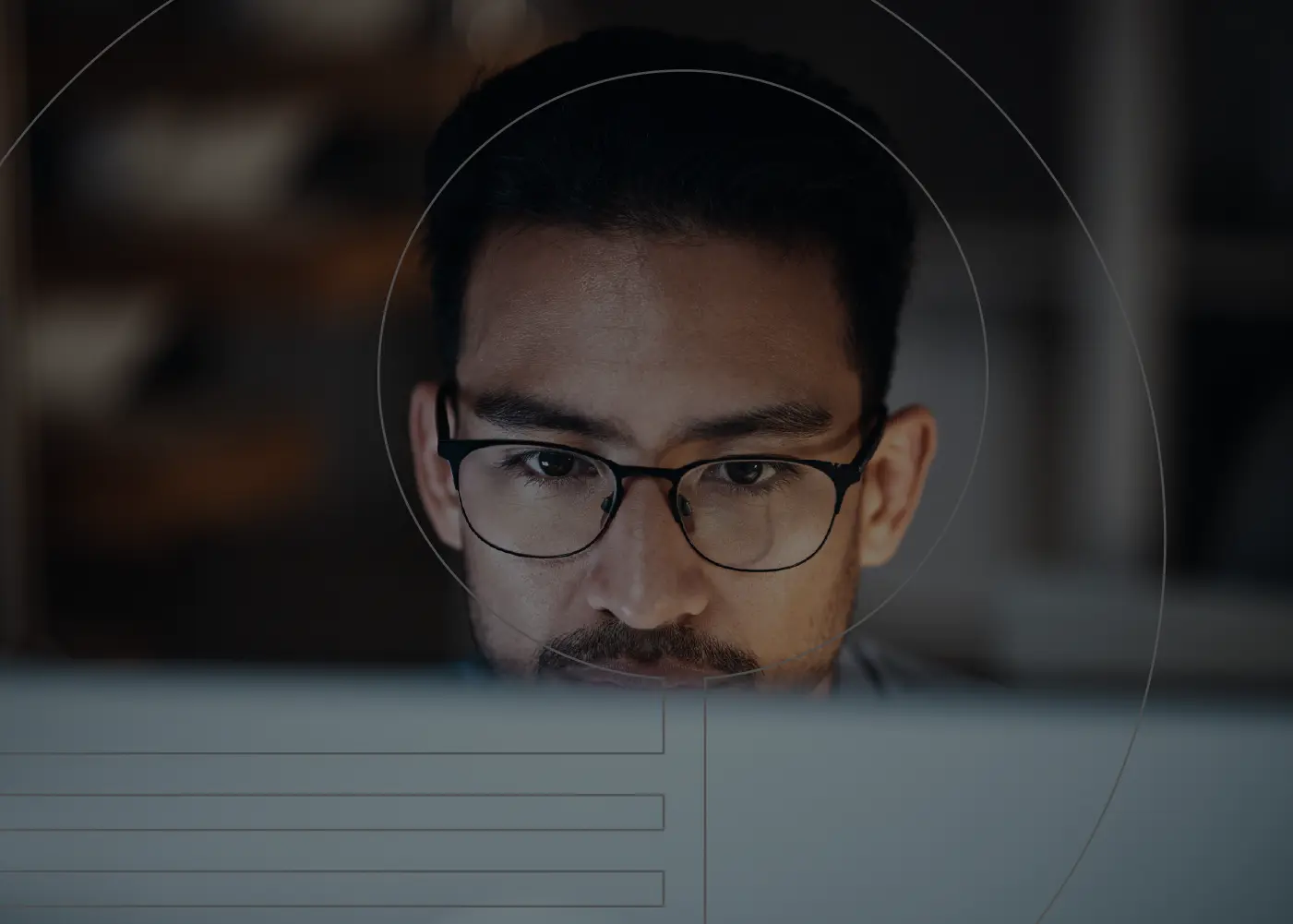 Nahaufnahme einer Person am Arbeitsplatz vor einem Monitor in Büro-Umgebung.