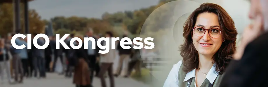 Woman from Objentis standing in front of the Objentis logo, with the text "CIO Kongress" displayed in the background.